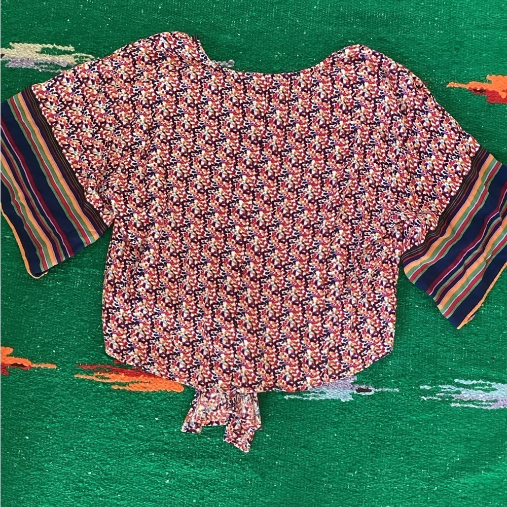 Democracy tie waist top-SZ M
Pit to pit 21”
Length 20” - Picture 2 of 3